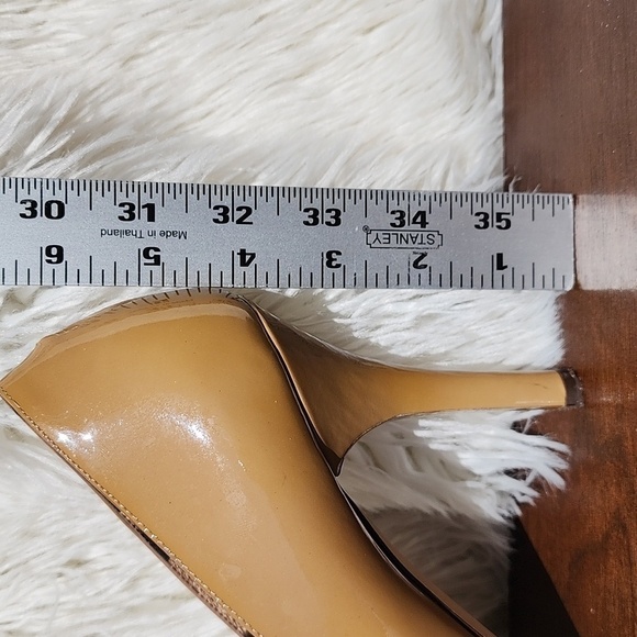 Authentic Dolce & Gabbana Mustard Patent leather with black bow heels. Size 40 - Picture 9 of 11